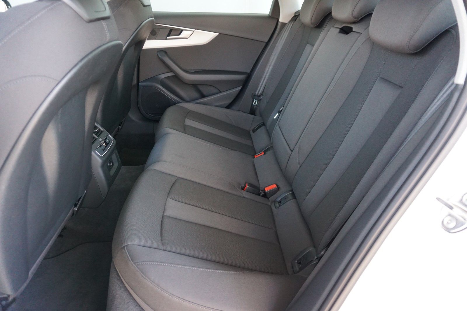 Audi A4 Avant 40 TFSI S tronic S line - Samsaru's Car Outlet