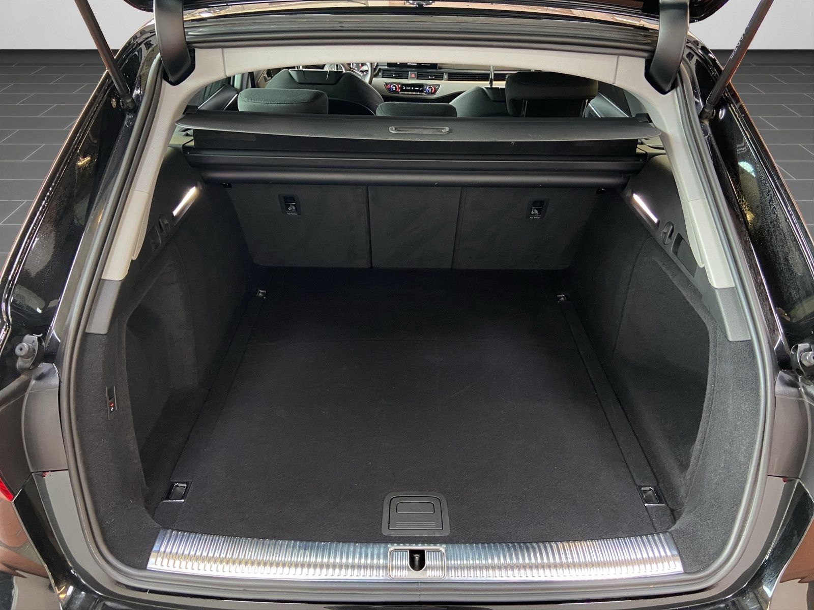 Audi A4 Avant 40 TFSI S tronic - Samsaru's Car Outlet
