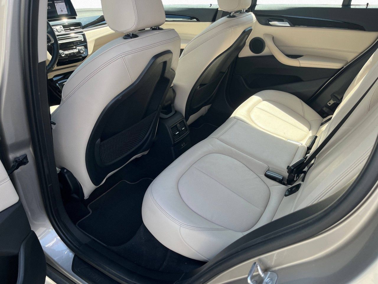 BMW X1 xDrive18d - Samsaru's Car Outlet