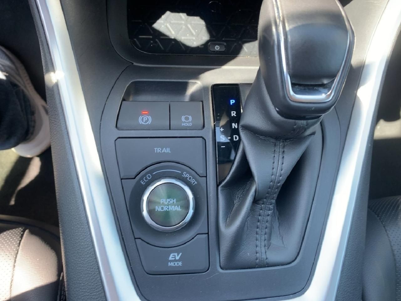 Toyota RAV 4 2.5l Hybrid 4x4 Lounge - Samsaru's Car Outlet