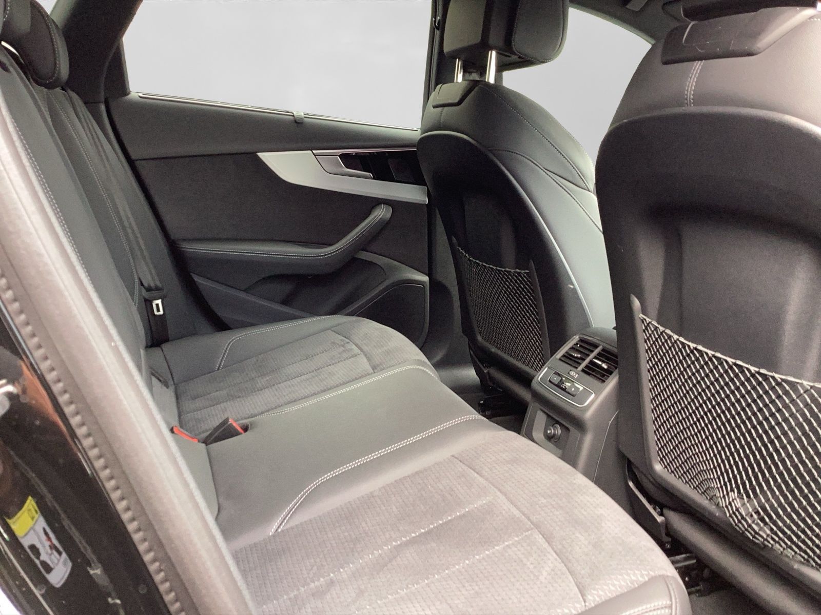 Audi A4 Avant 40 TFSI Q 2 x S LINE AHK LM19 MATRIX-LE