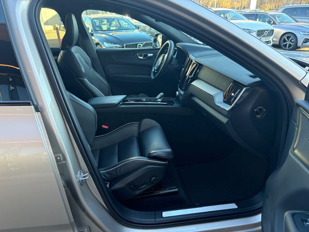 Volvo XC60 B4 Ultimate Dark HUD Pano Luftfed. 360° Har