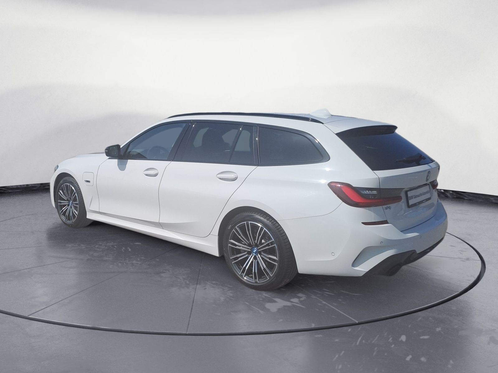 BMW 330e Touring M Sportpaket - Samsaru's Car Outlet