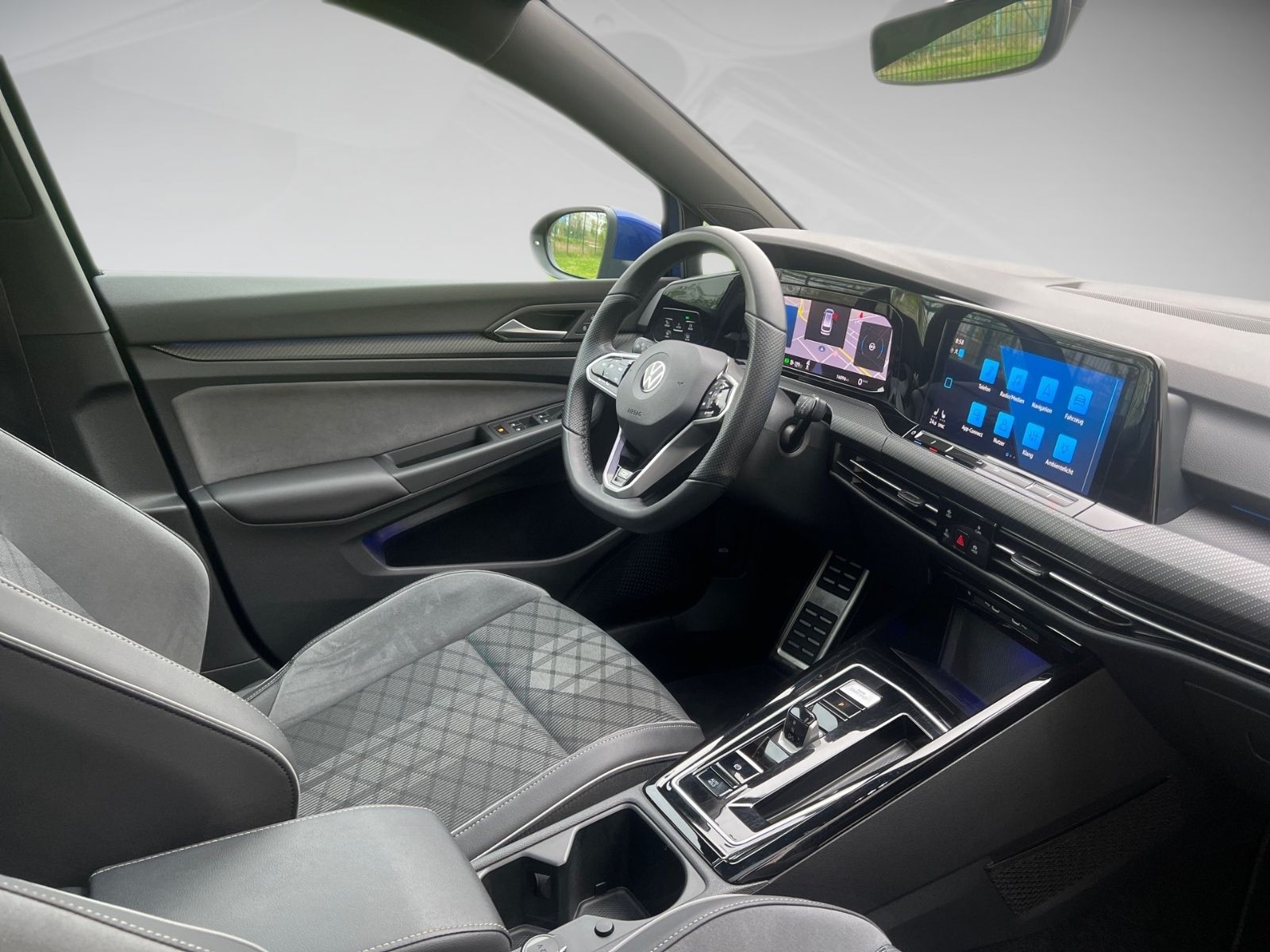 Volkswagen Golf VIII Variant 2.0 TDI R-Line - Samsaru's Car Outlet