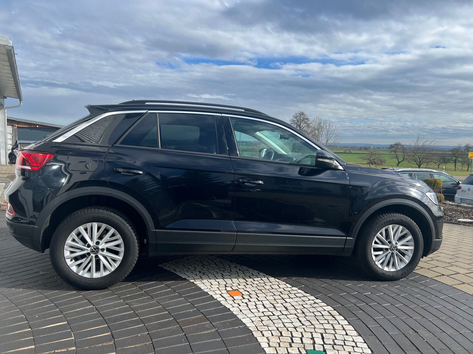 Volkswagen T-Roc Life TSI - Samsaru's Car Outlet