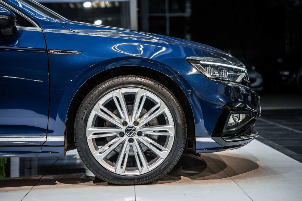 Volkswagen Passat 2.0 TDI DSG 2x R-Line STAHZG H&K PANO AHK