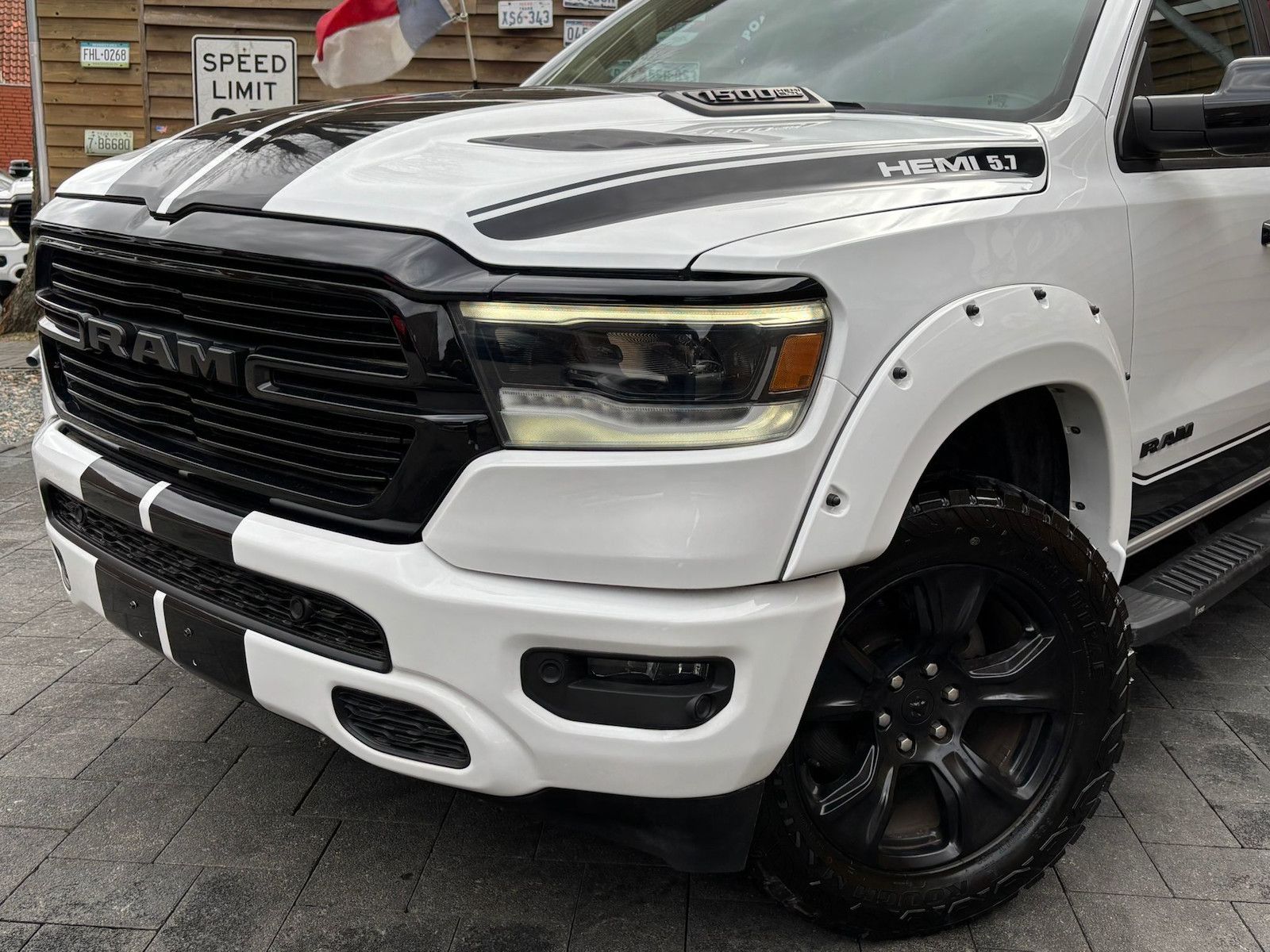 Dodge RAM 1500 Laramie 5,7L 4x4 AHK LPG12´´ Navi Bügel