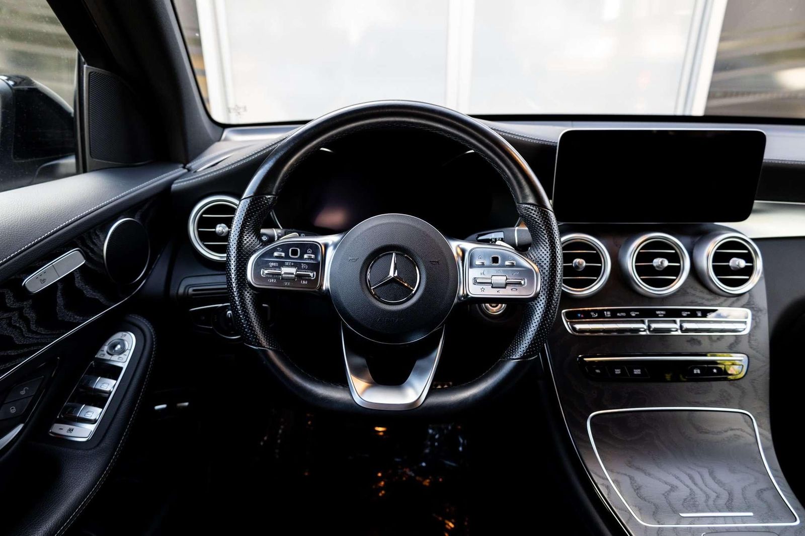 Mercedes-Benz GLC 300 e AMG Line - Samsaru's Car Outlet