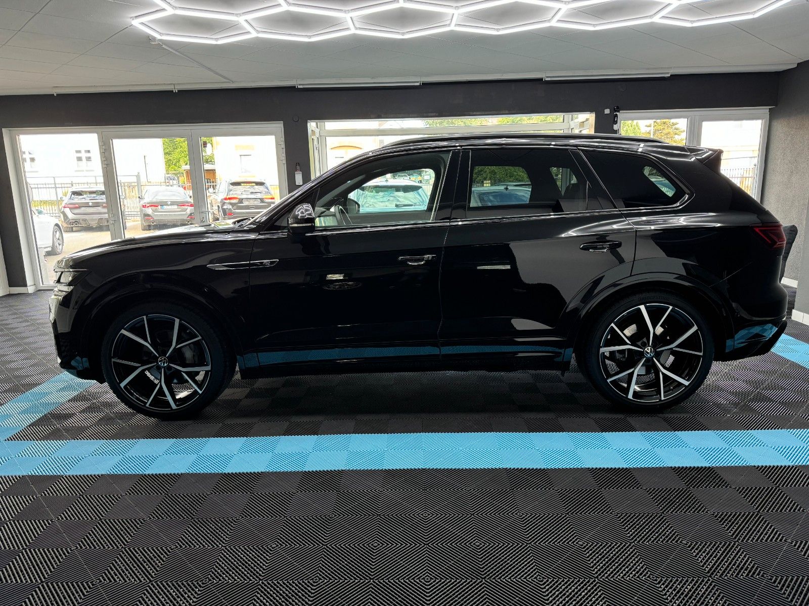 Volkswagen R-Line - Samsaru's Car Outlet