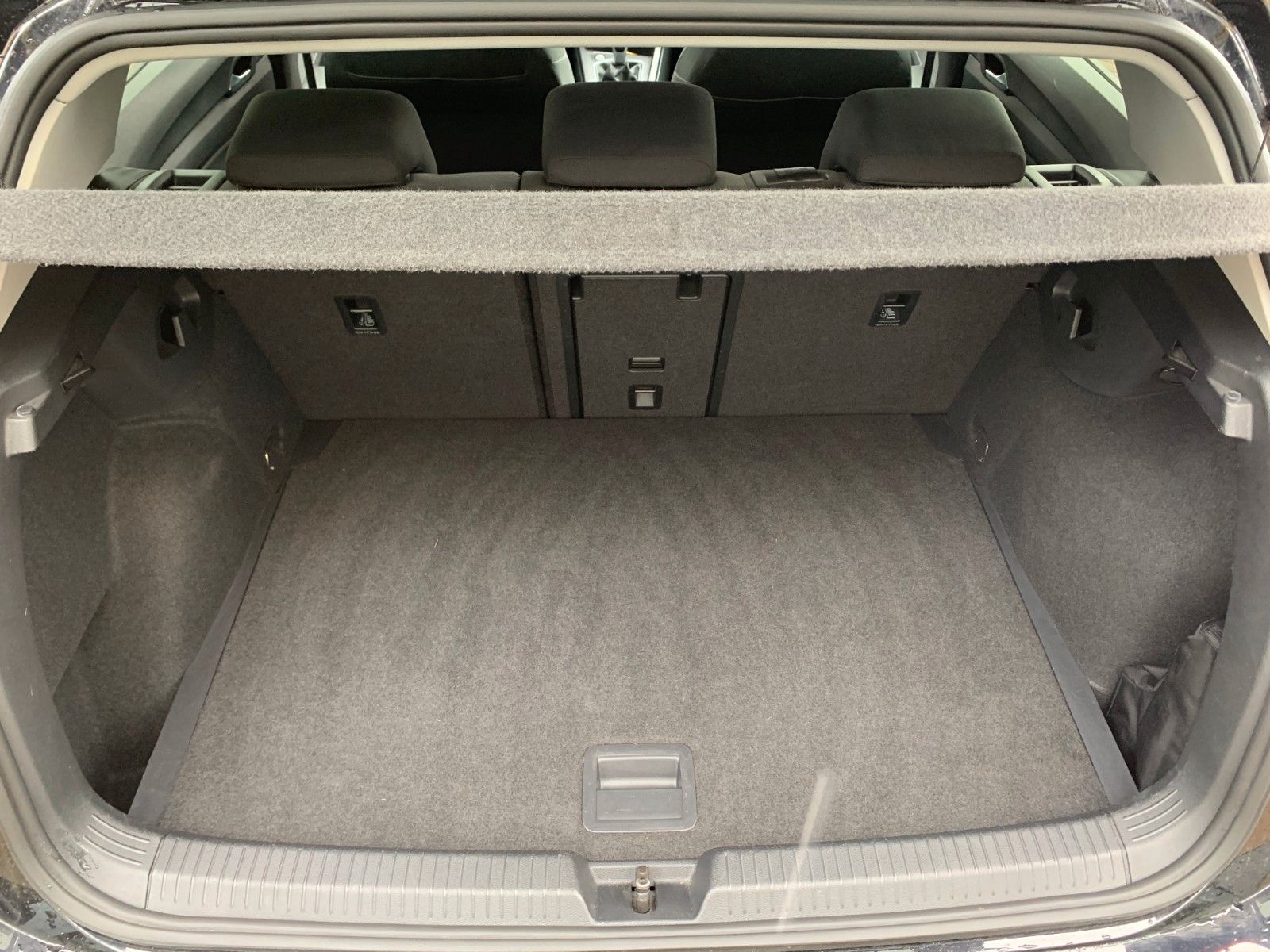 Volkswagen Golf - Samsaru's Car Outlet