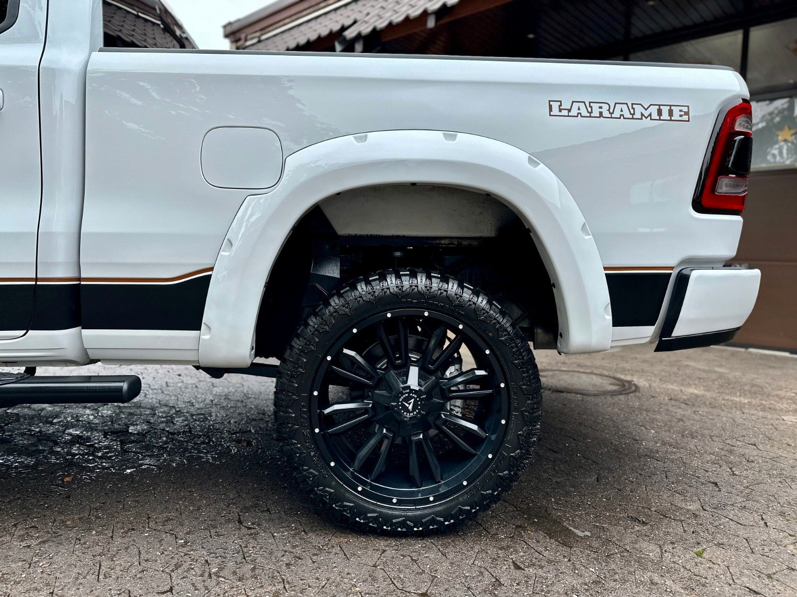 Dodge 1500 V8 5,7L*4X4*OFF-ROAD*LARAMIE*LED*AHK*TOP*