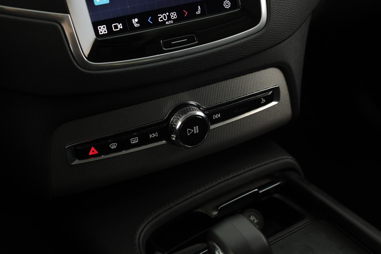 Volvo XC90 B5 AWD Core 7S LED Navi SHZ ACC Kam 20" AHK