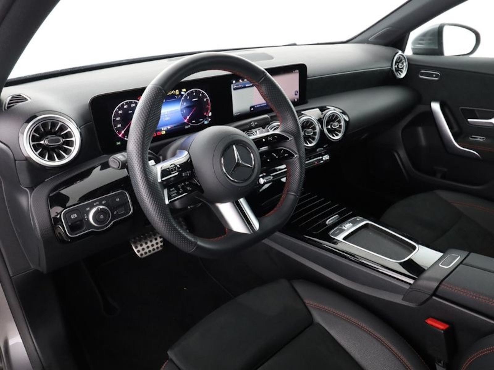Mercedes-Benz A 200 AMG-Line - Samsaru's Car Outlet