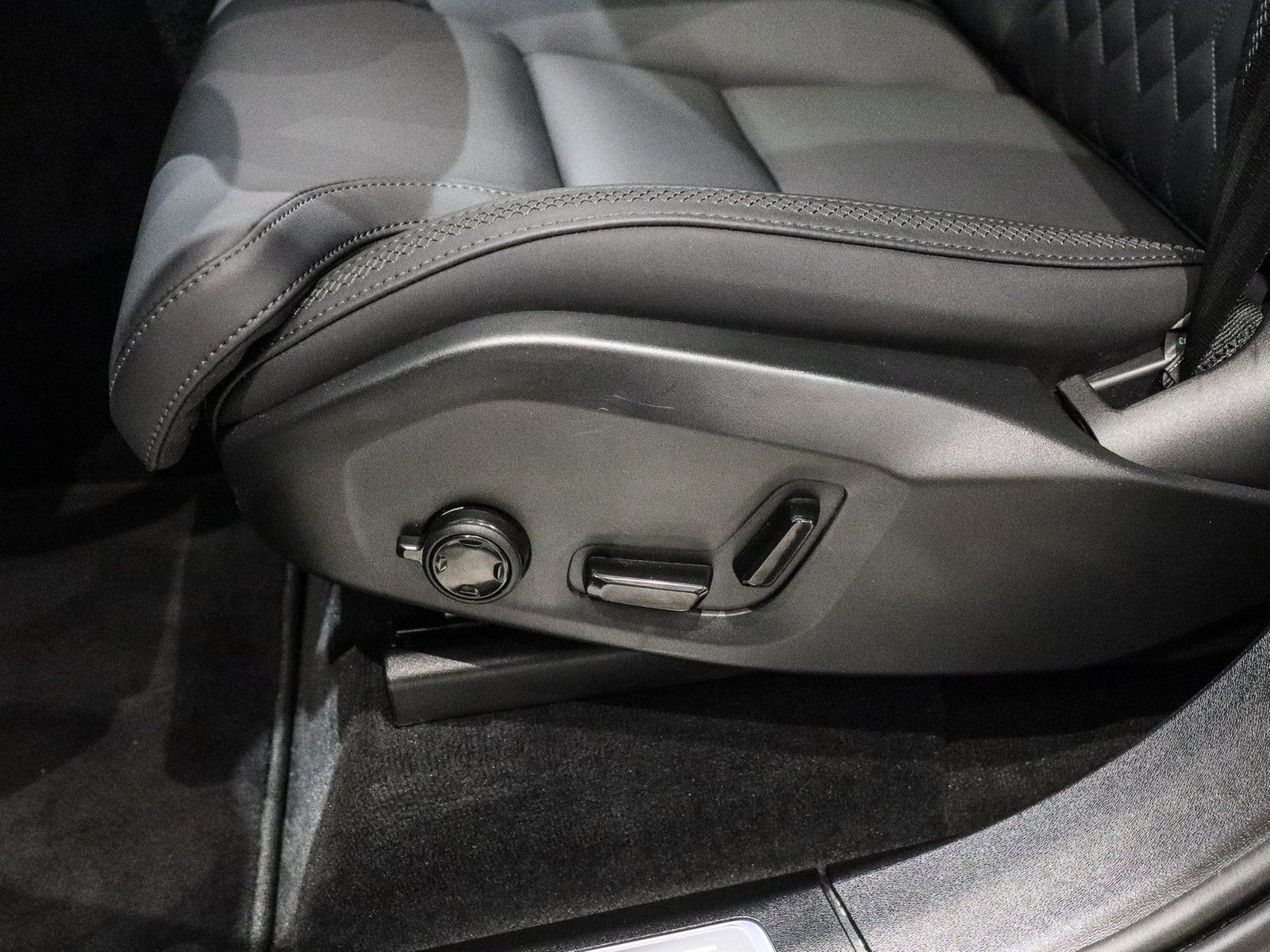 Volvo XC90 T8 AWD Recharge Reskin Plus Dark NP:95.340,