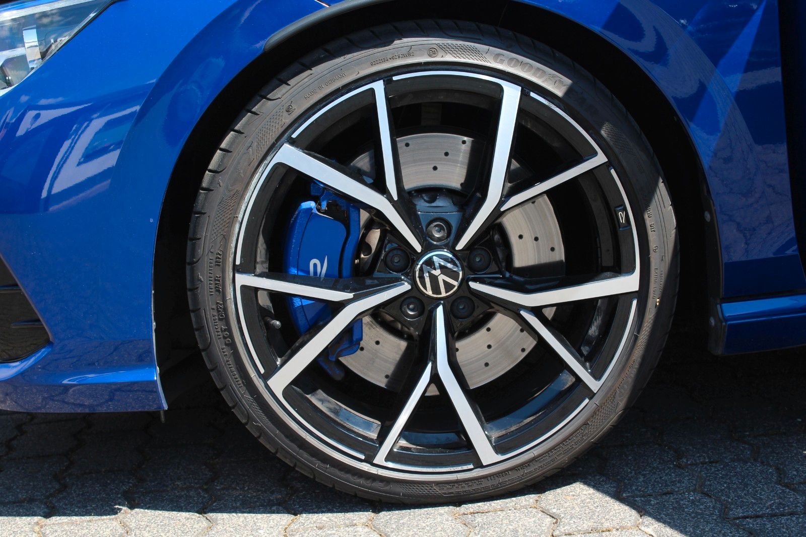 Volkswagen Golf VIII Lim. R 4Motion - Samsaru's Car Outlet