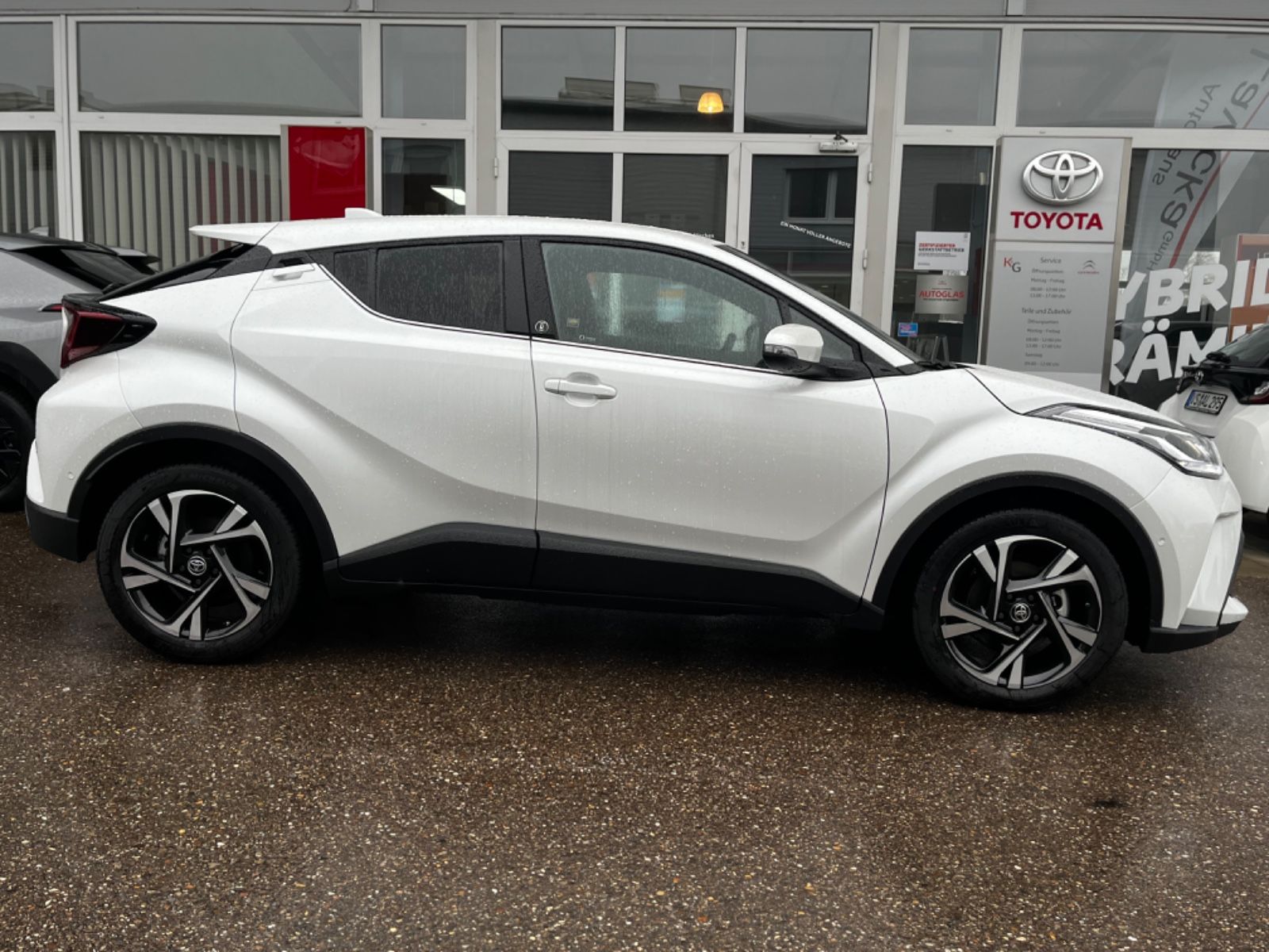 Toyota C-HR 2.0-l-Hybrid - Samsaru's Car Outlet