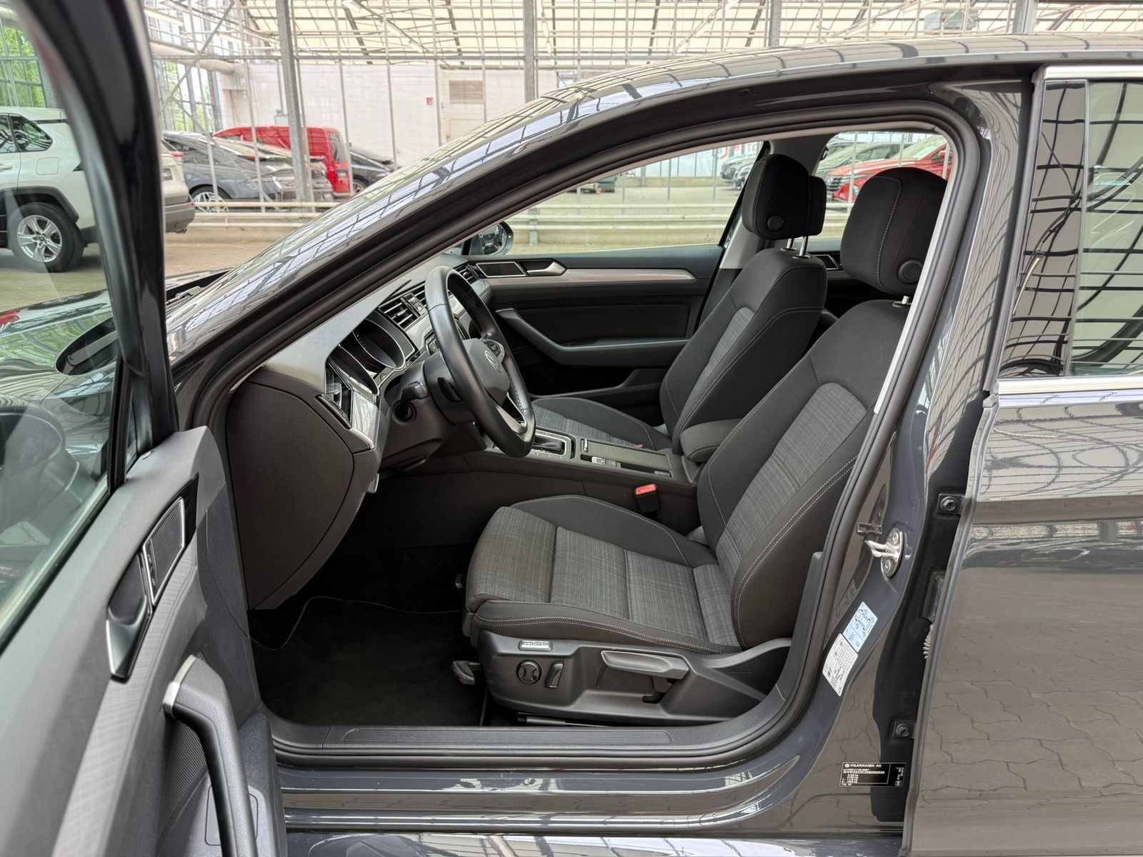 Volkswagen Passat 2.0 TDI Business DSG - Samsaru's Car Outlet