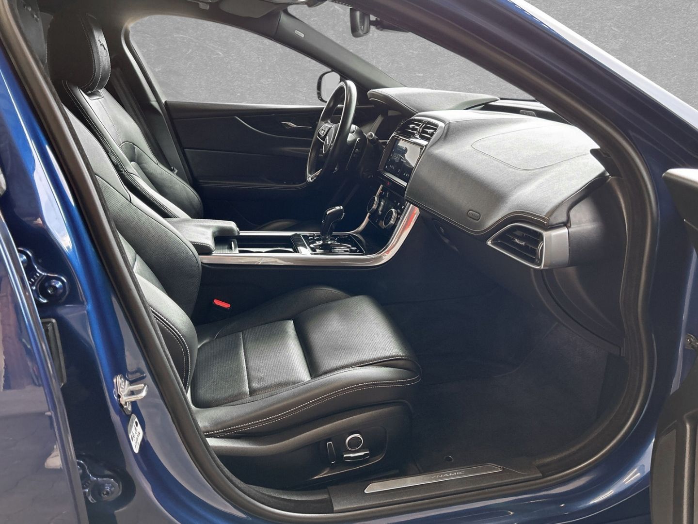 Jaguar XE R-Dynamic Black D200 Mild-Hybrid EU6d Meridia