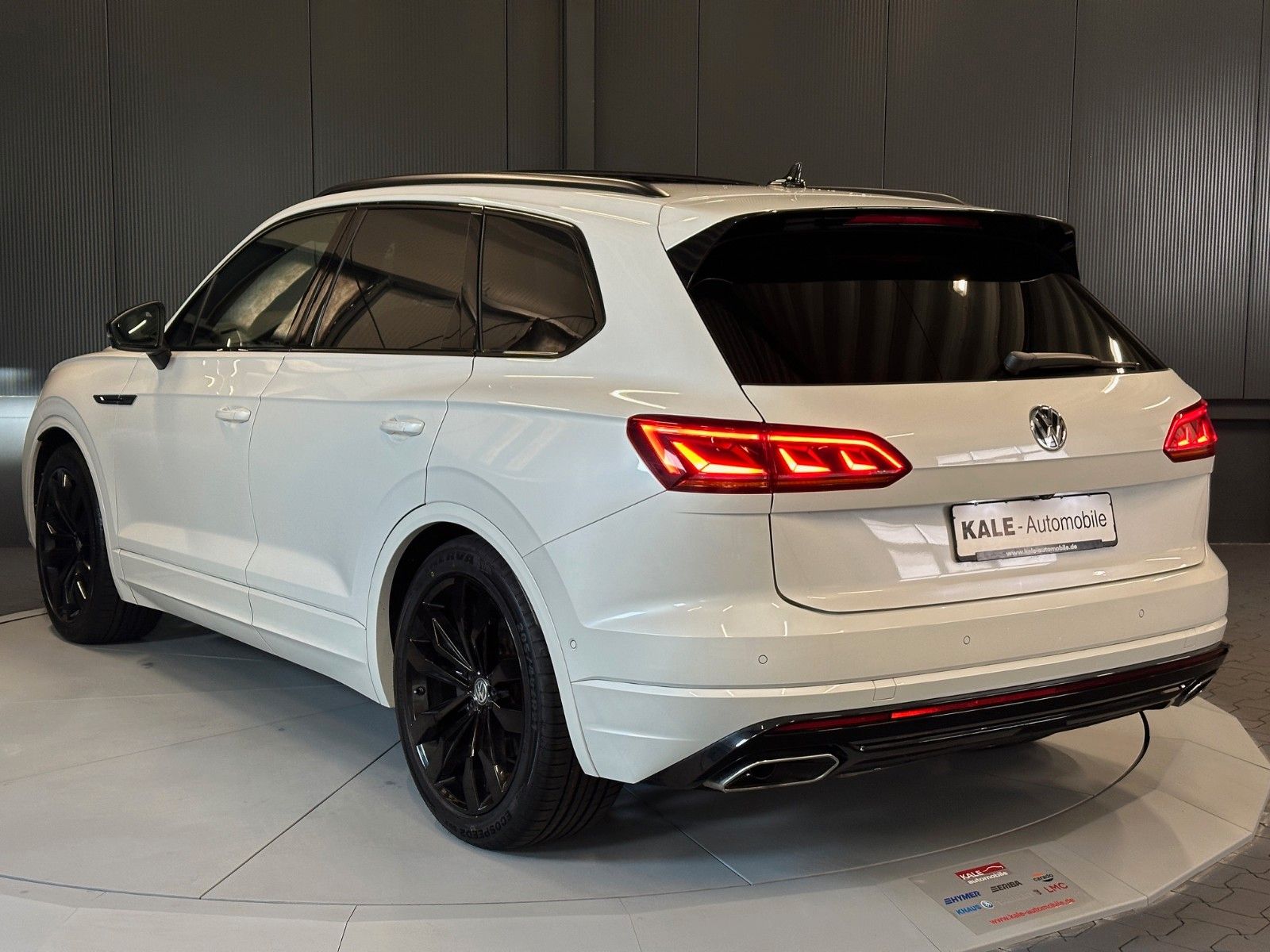 Volkswagen Touareg R-Line 4Motion Black - Samsaru's Car Outlet