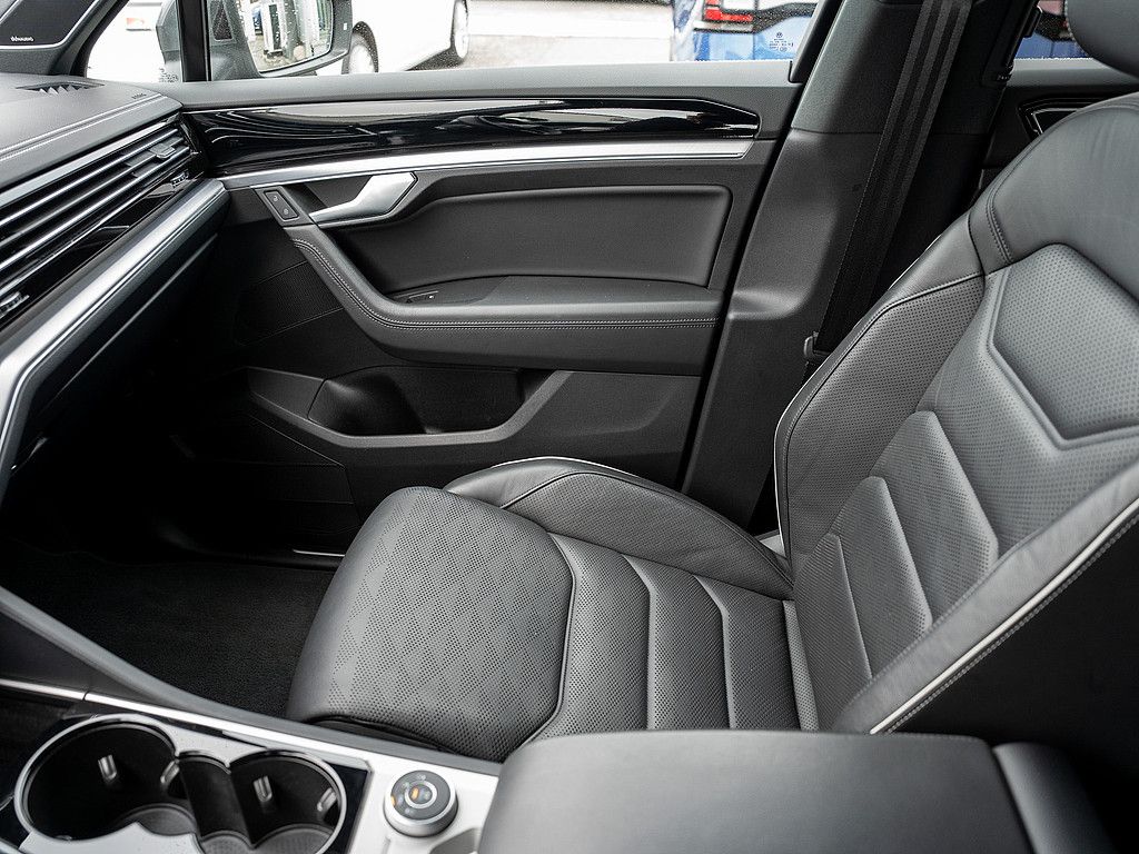 Volkswagen Touareg 3.0 V6 TSI eHybrid Elegance 4M - Samsaru's Car Outlet