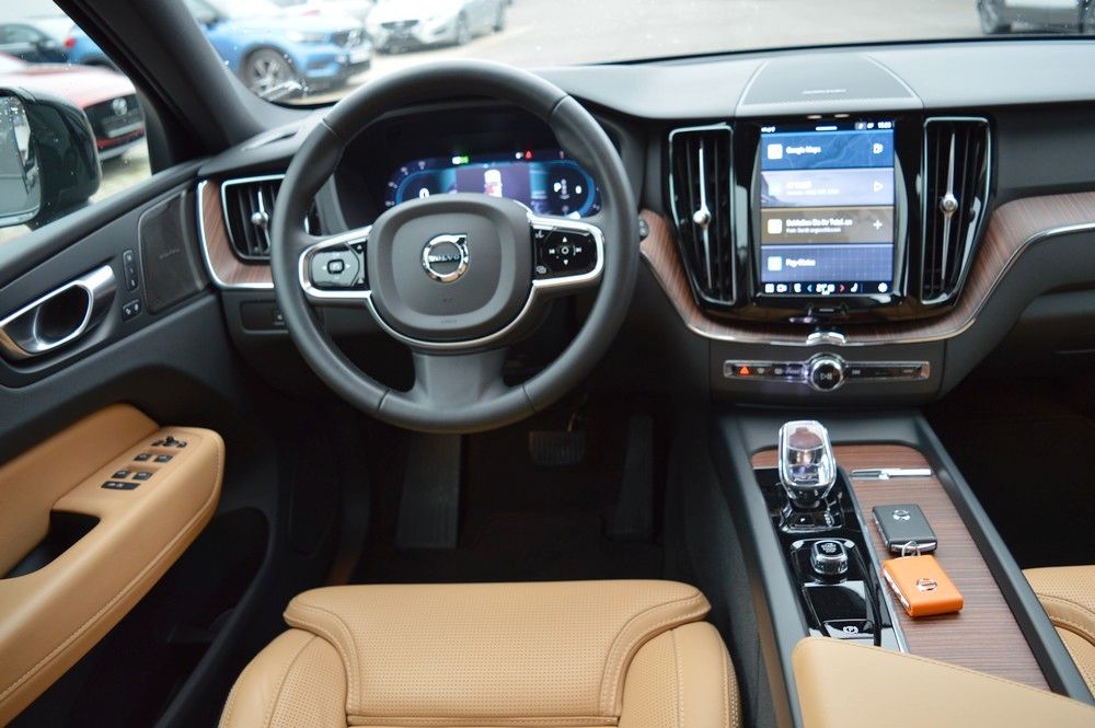 Volvo XC60 B4 D AWD Plus Dark Auto *Nappa Amber+AHK+WR