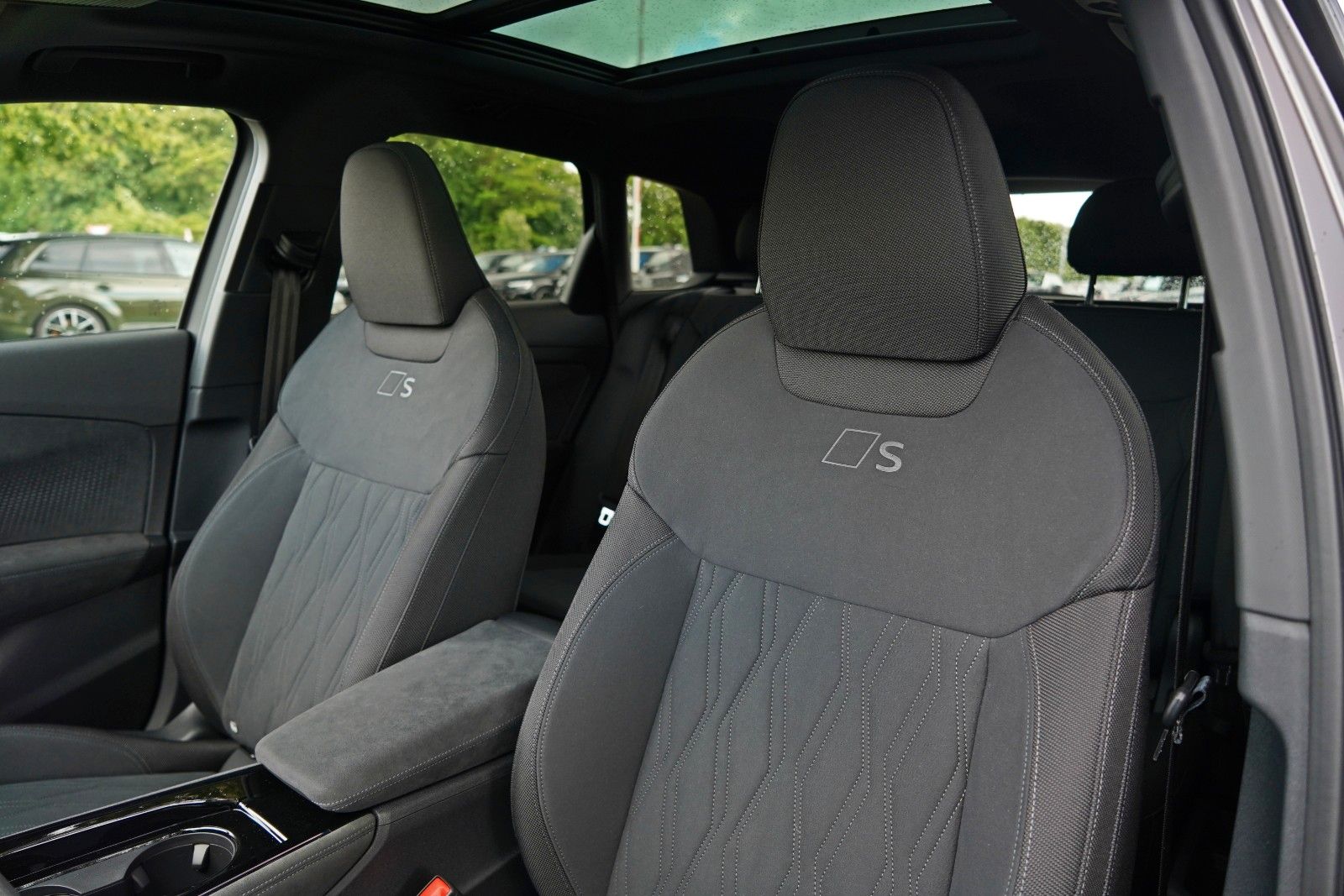 Audi Q3 SUV e-hybrid AHK S-LINE PANO TECH PRO MATRIX