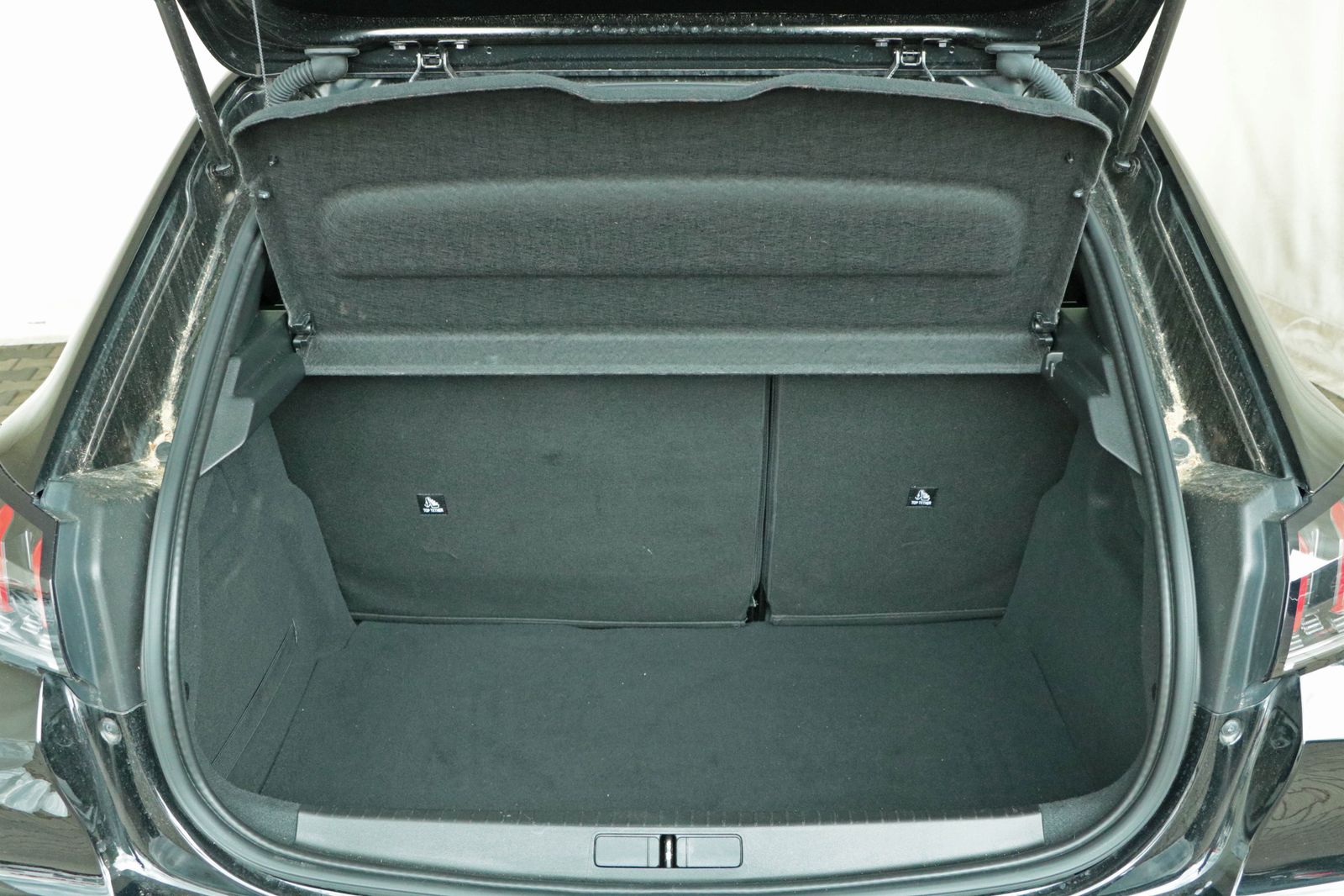 Peugeot E-208 e-Allure - Samsaru's Car Outlet