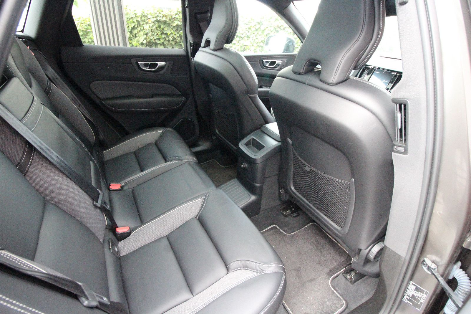 Volvo XC60 T8 R Design AWD - Samsaru's Car Outlet