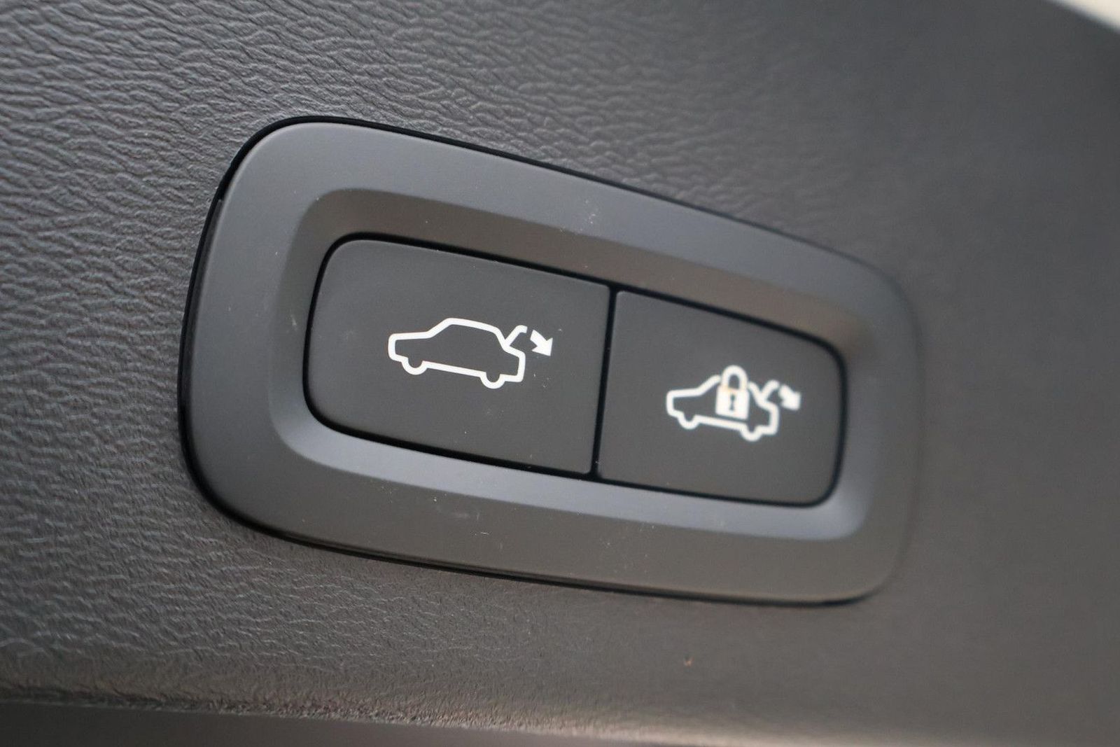 Volvo XC40 2.0 B4 Plus Dark | AHK| ACC |2WD| Beheizbar