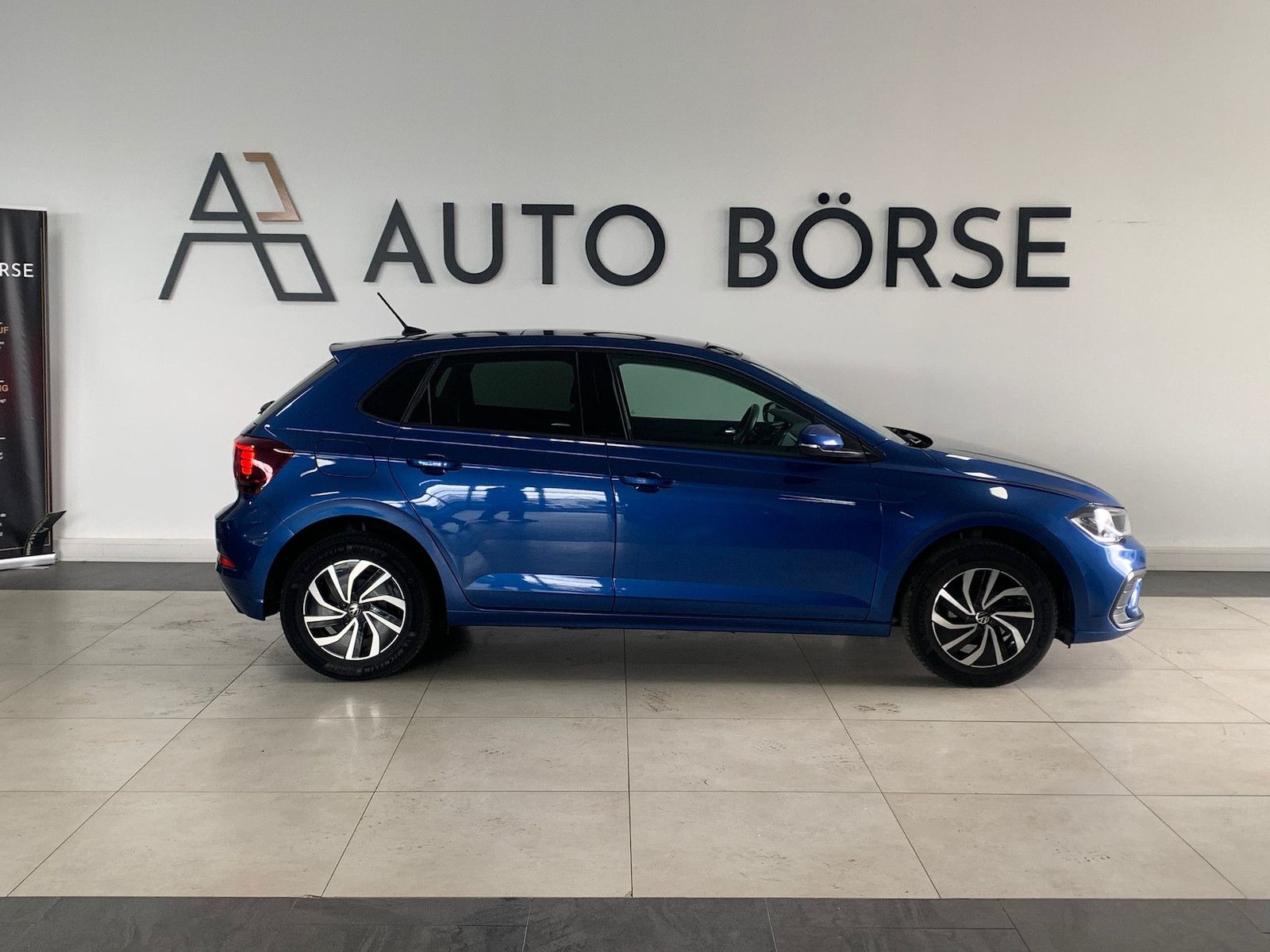 Volkswagen Polo VI 1.0 TSI DSG LIFE - Samsaru's Car Outlet