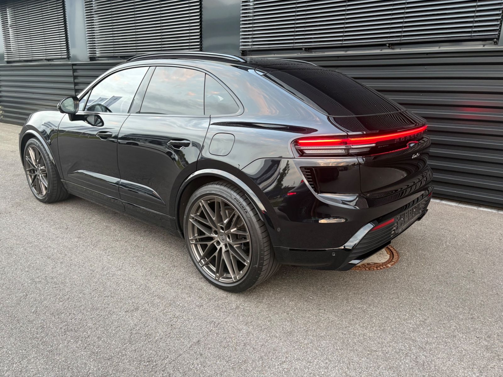 Porsche Macan E Turbo - Samsaru's Car Outlet