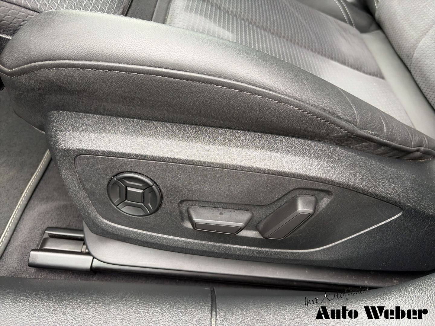 Audi A6 Avant 55TFSIe S-Line Matrix Navi AHK ASS-Pake