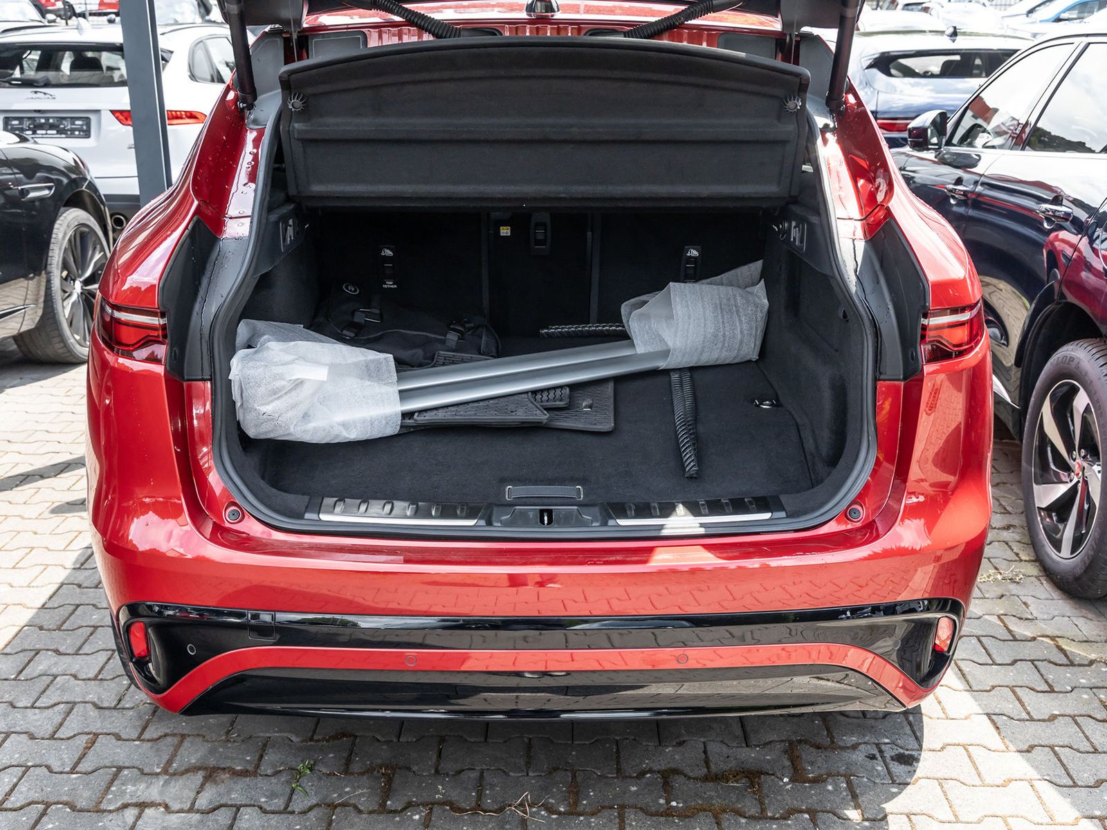 Jaguar F-Pace P400e AWD R-Dynamic AHK NAVI PDC 360°