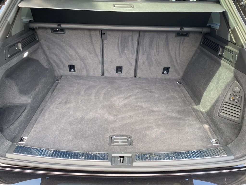 Volkswagen Touareg 3.0 TSI 4Motion R-Line - Samsaru's Car Outlet