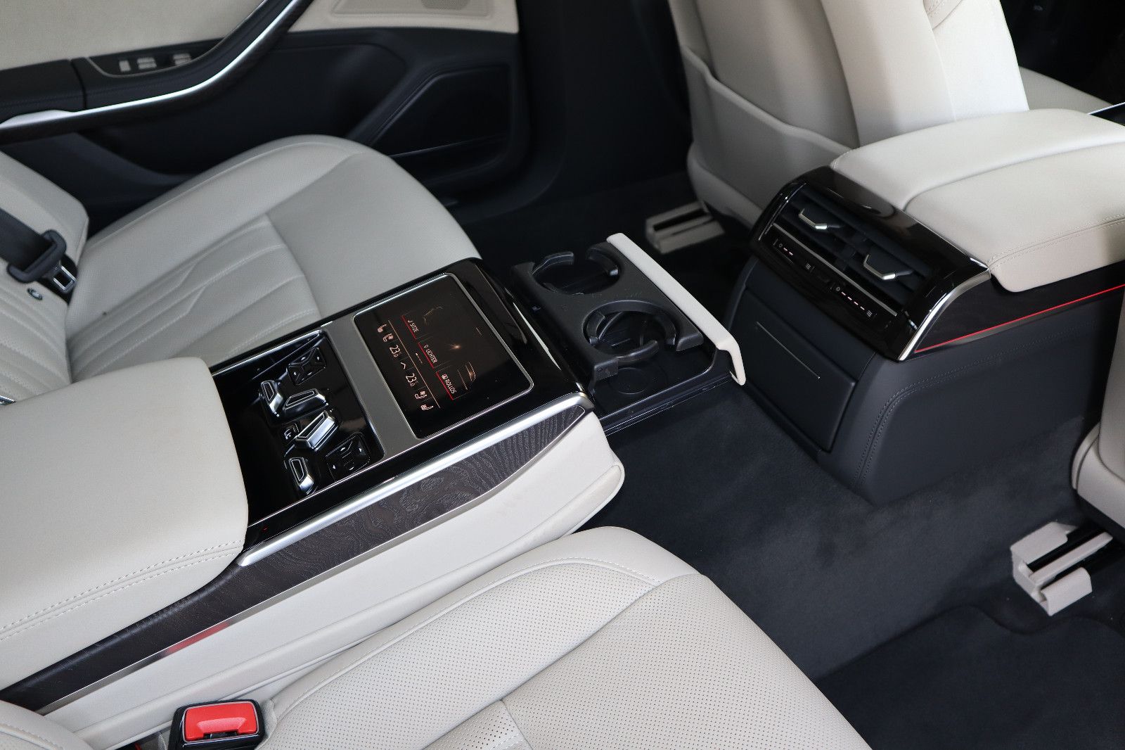 Audi A8L 60 TFSI e lang BLACK - Samsaru's Car Outlet