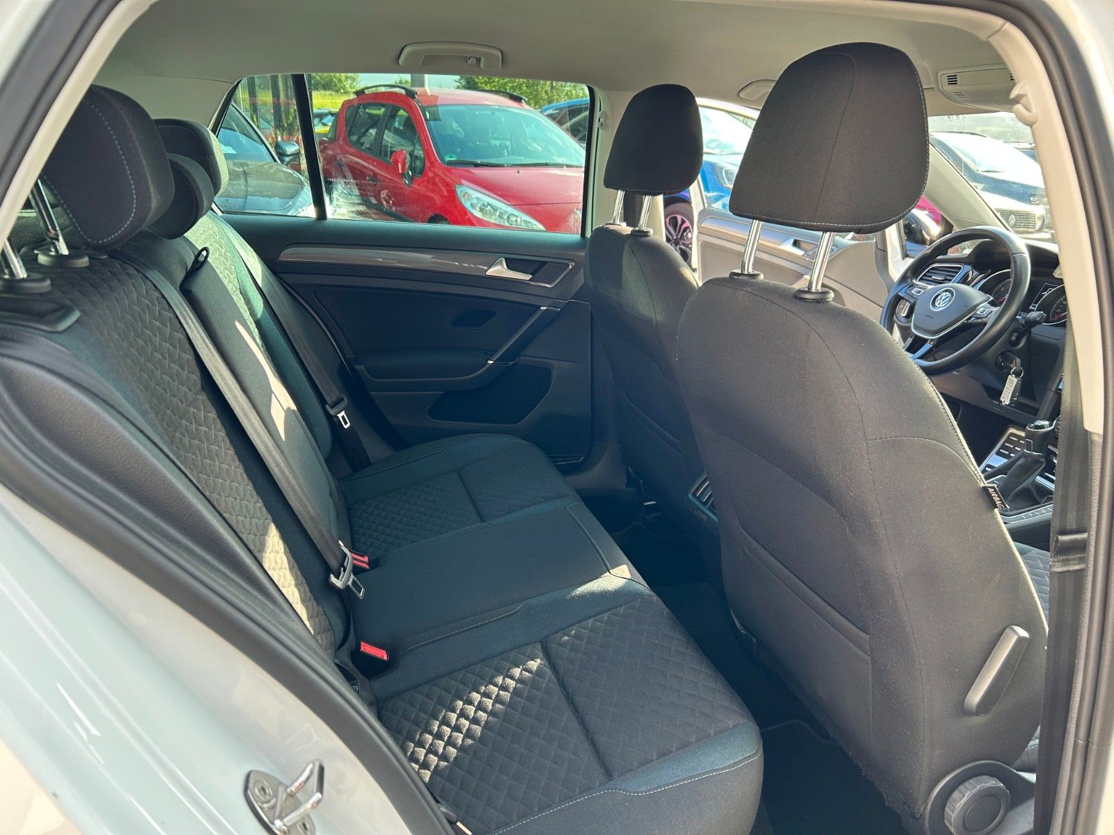 Volkswagen Golf VII Lim. IQ.DRIVE - Samsaru's Car Outlet