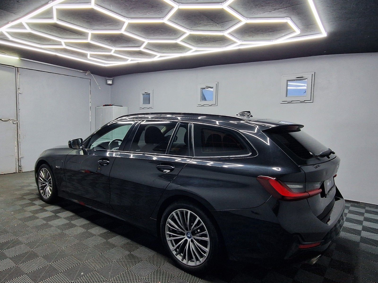 BMW 330 e Sport Line - Samsaru's Car Outlet