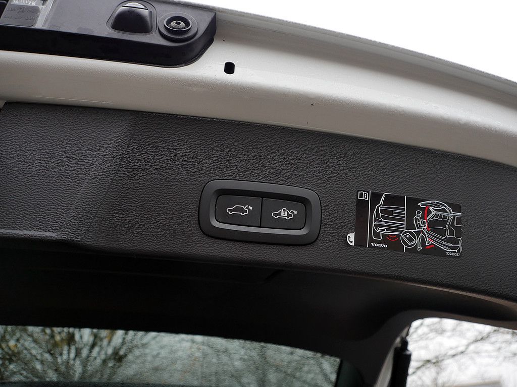 Volvo XC40 Plus Recharge Pure Electric AHK