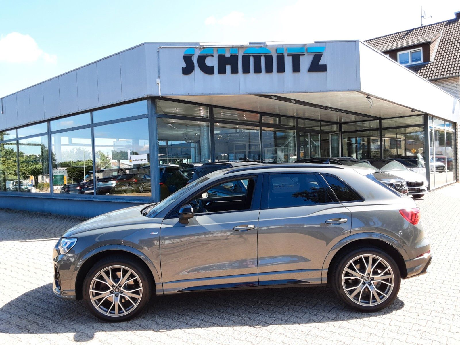 Audi Q3 45 TFSI quattro S line - Samsaru's Car Outlet