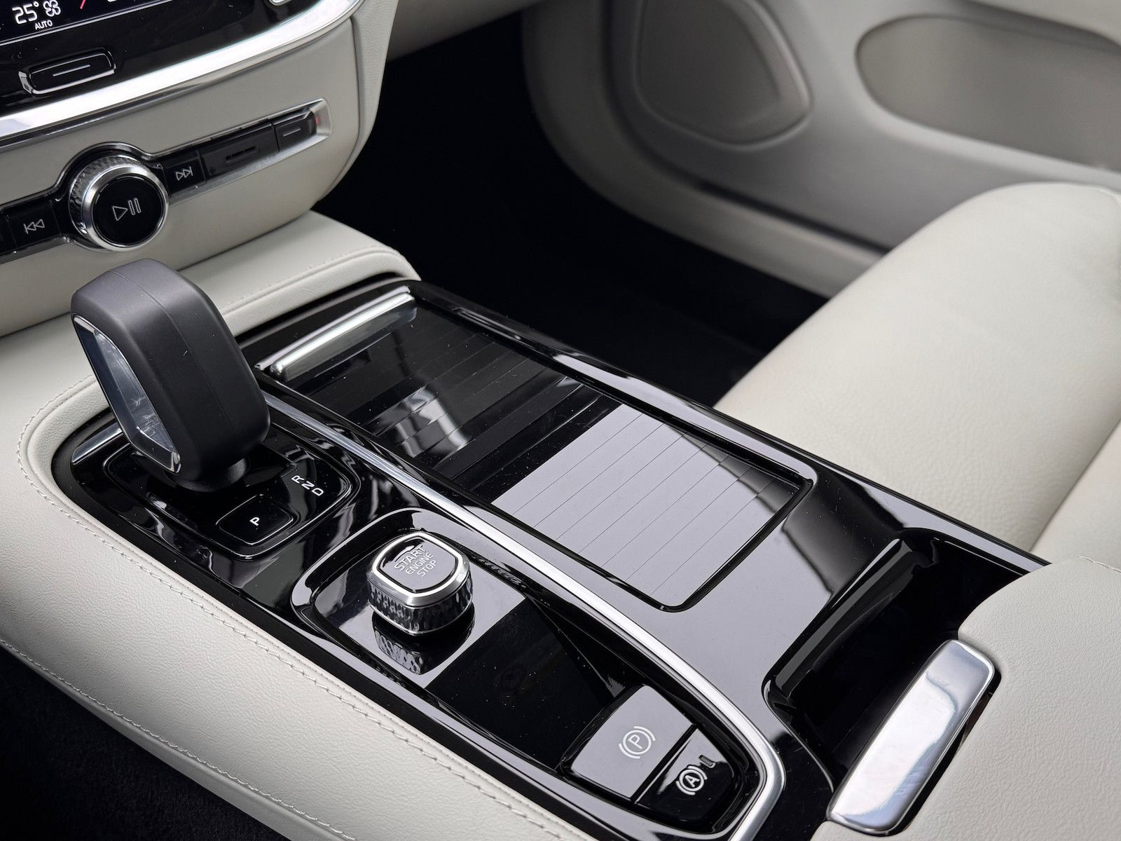 Volvo V60 T6*AWD*Recharge*AHK*Leder*Winterpaket*Keyles