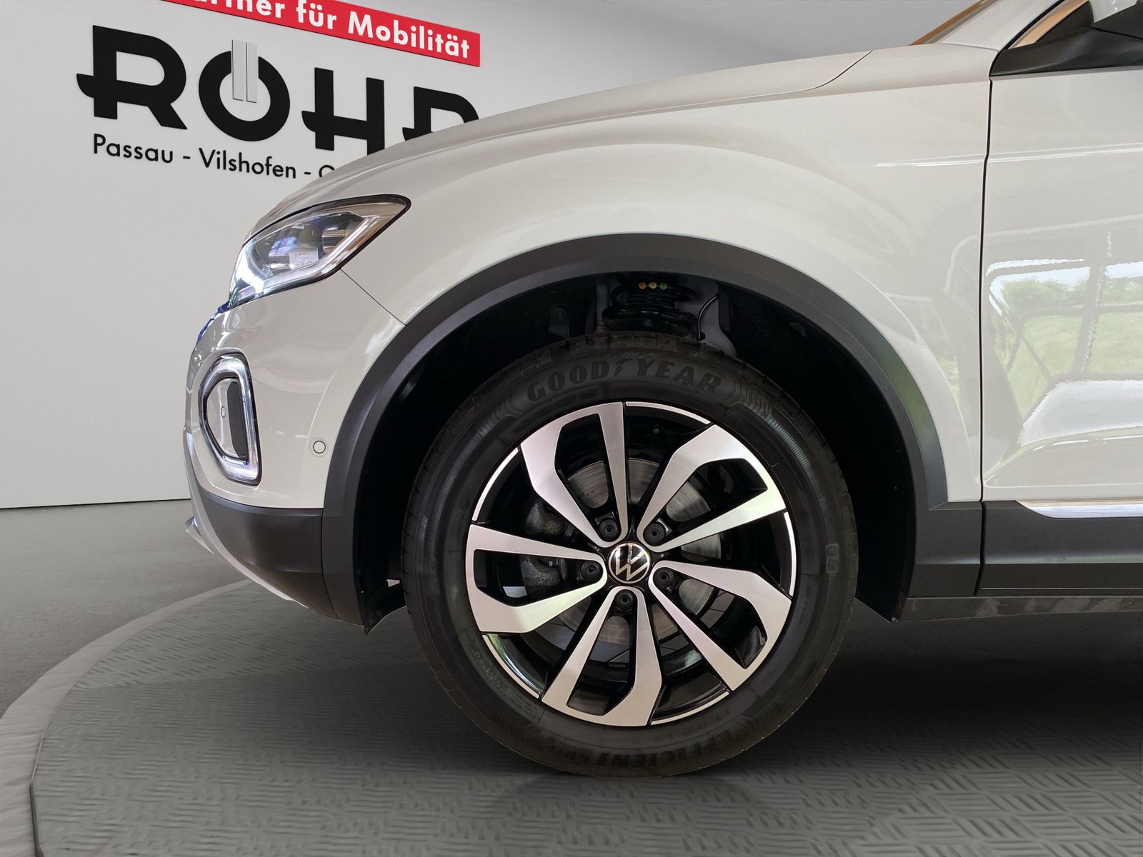Volkswagen T-ROC 1.5 TSI - Samsaru's Car Outlet