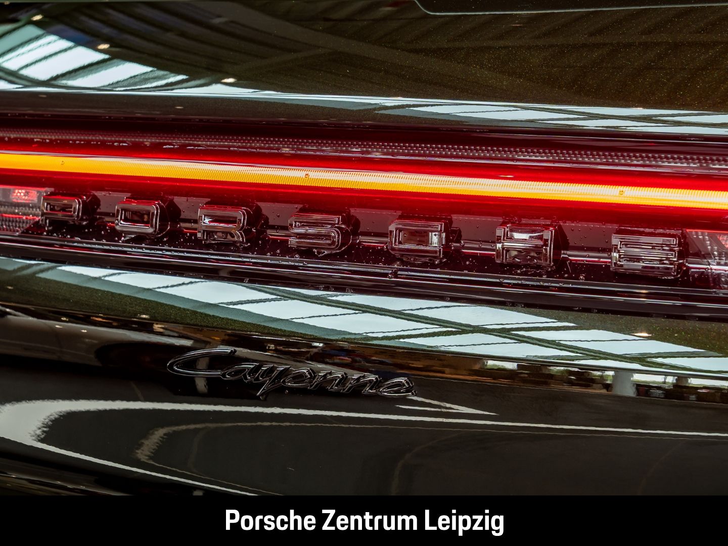 Porsche Cayenne E-Hybrid Dunkelolive Massage Sportabgas