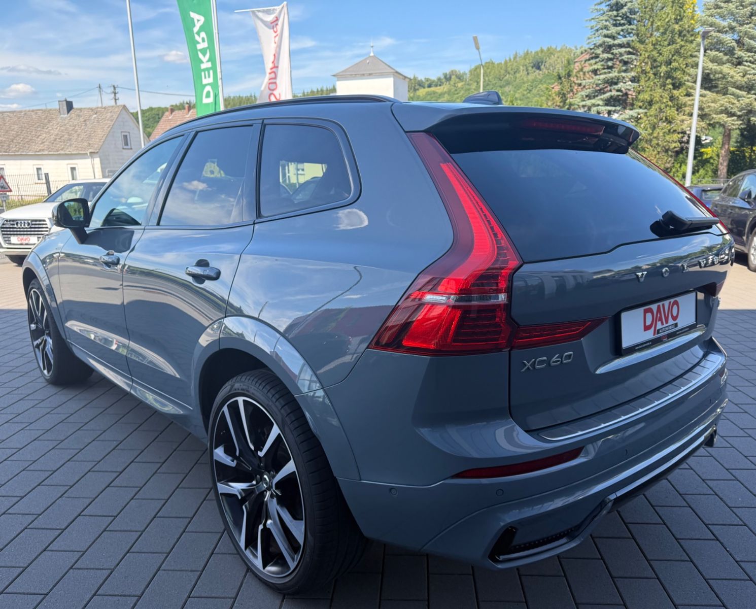 Volvo XC60 R-Design - Samsaru's Car Outlet