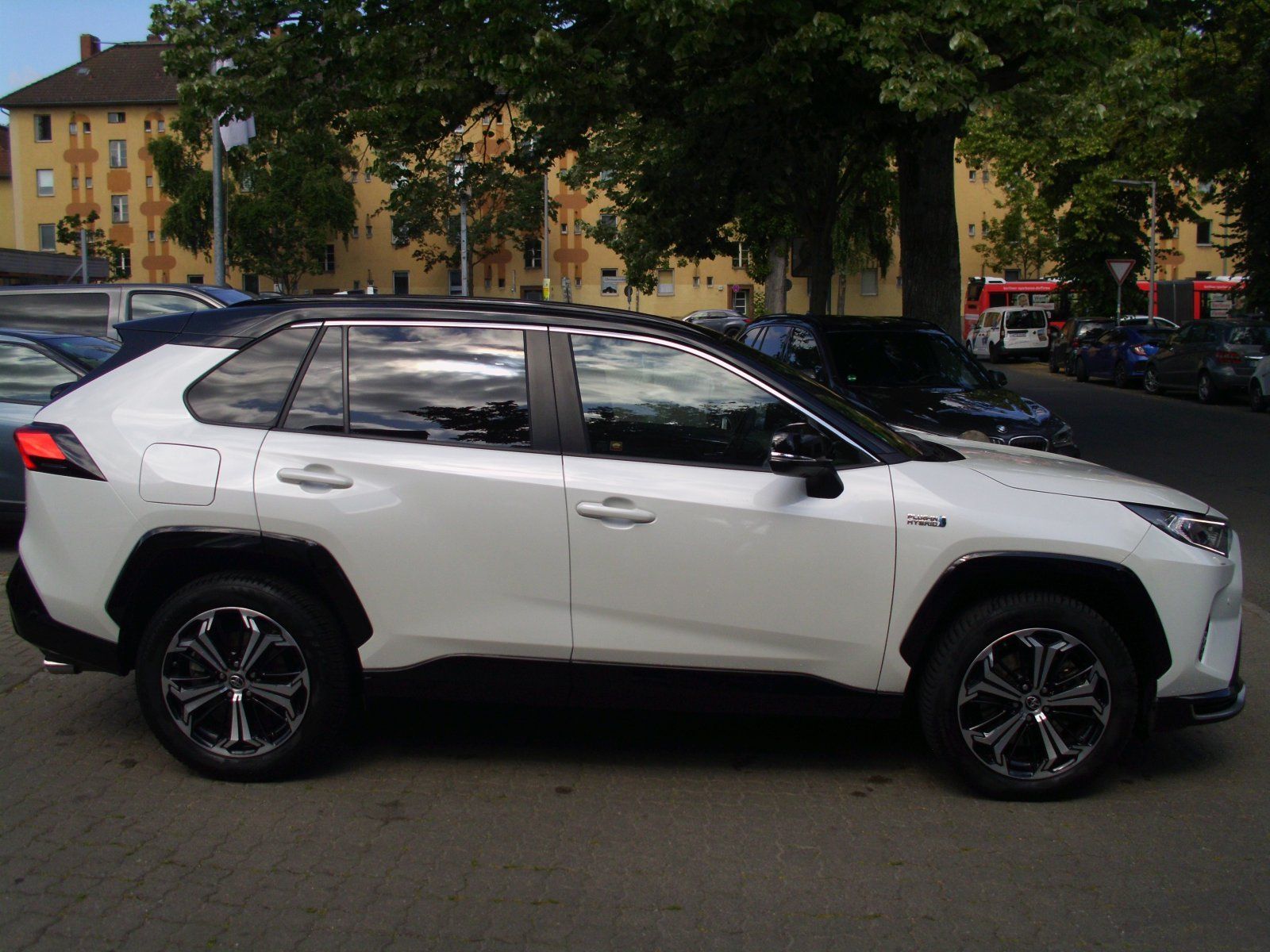 Toyota RAV 4 Plug-in Hybrid 4x4 - Samsaru's Car Outlet