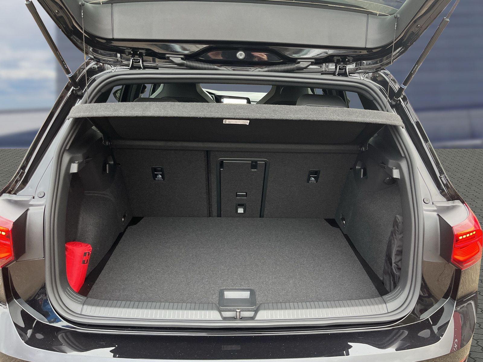 Volkswagen Golf VIII 1.5 eTSI DSG R-Line - Samsaru's Car Outlet