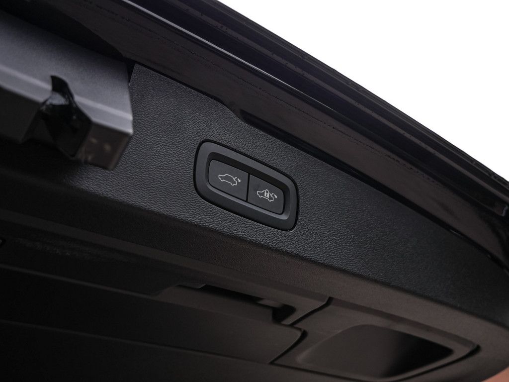 Volvo V60 T8 Plus Dark Recharge Plug-In Hybrid AWD LED