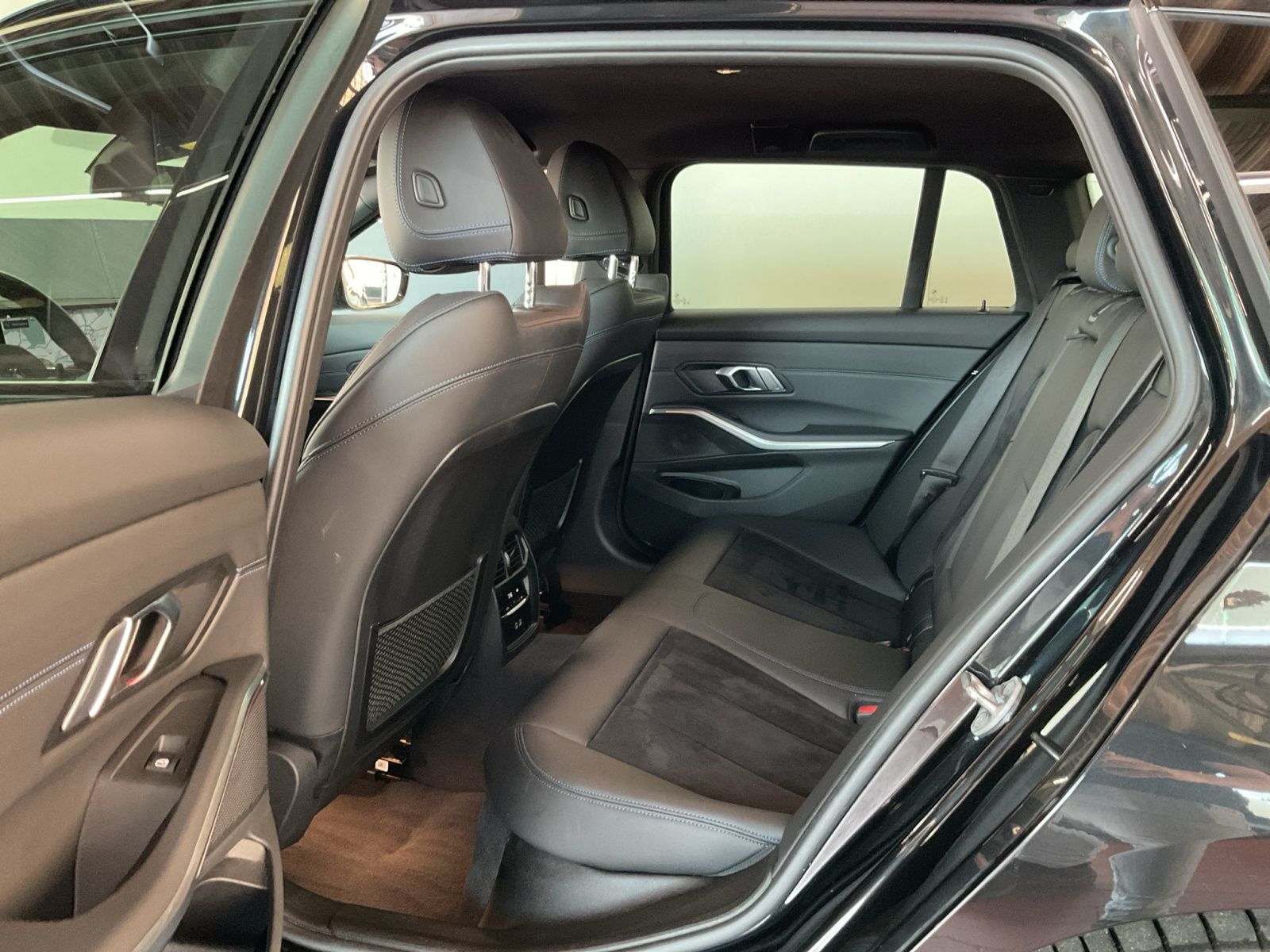 BMW 320d Touring xDrive M-Sport - Samsaru's Car Outlet