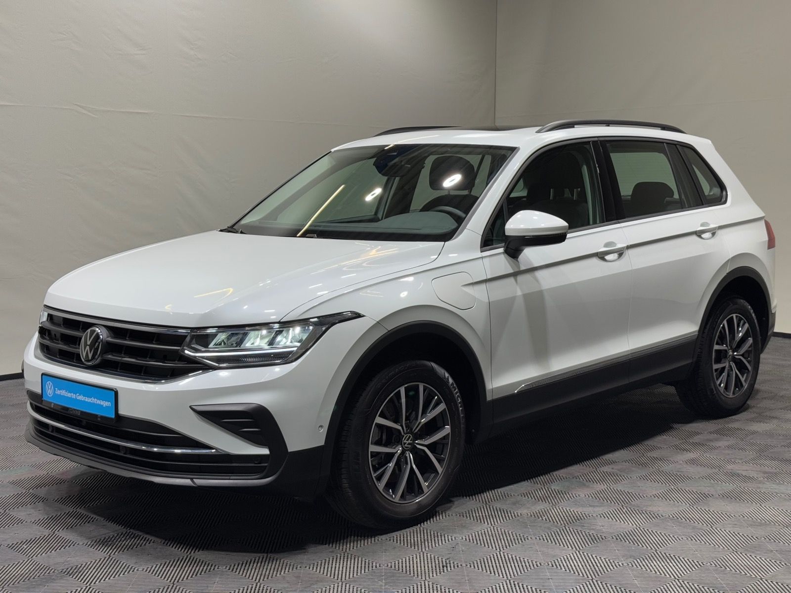 Volkswagen Tiguan Life 1.4 TSI eHybrid - Samsaru's Car Outlet