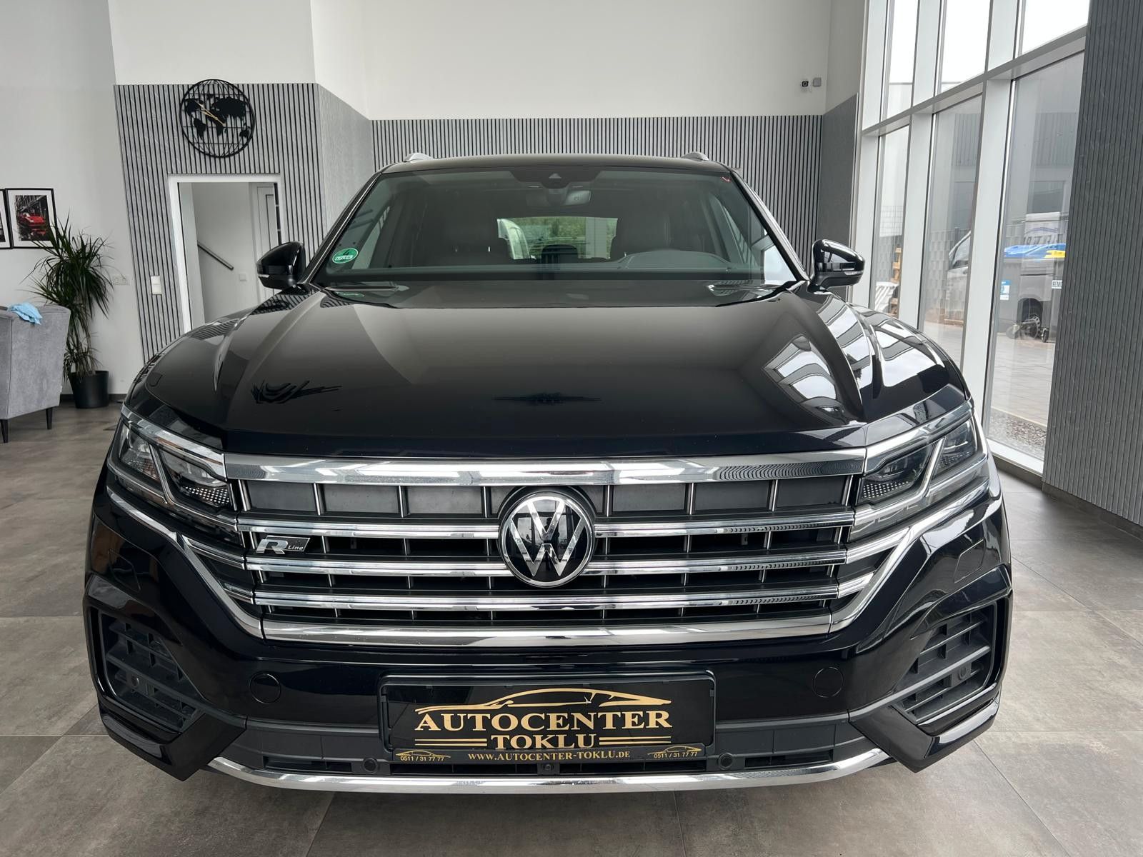 Volkswagen Touareg 3.0 TDI R-Line 4M - Samsaru's Car Outlet