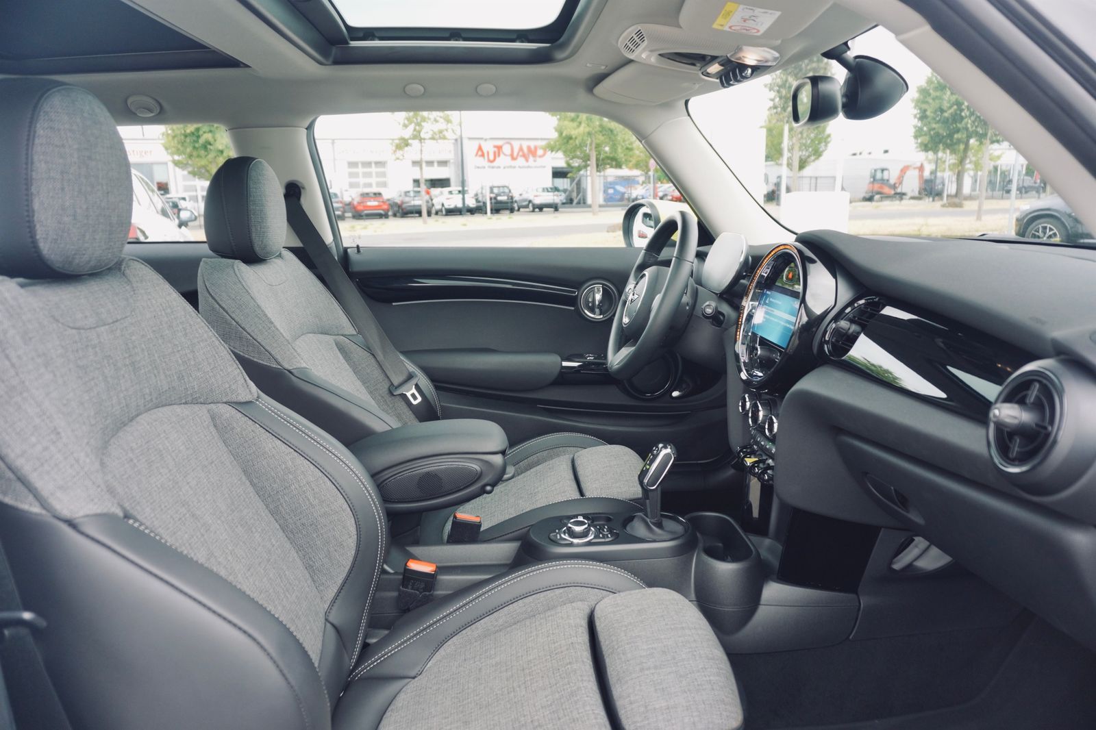 MINI Cooper SE Hatch - Samsaru's Car Outlet